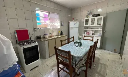 Casa disponível para venda no bairro Rádio Clube, com 3 dormitórios e uma edícula com 1 dormitório.