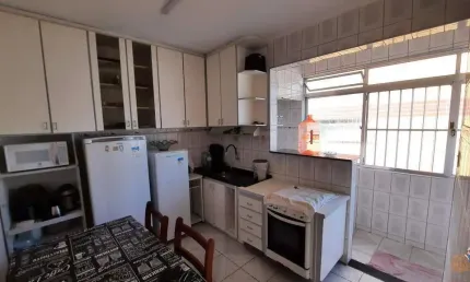 Apartamento de dois dormitórios e um banheiro à venda no centro de São Vicente.