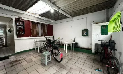 Casa à venda no bairro Bom Retiro, com dois dormitórios.