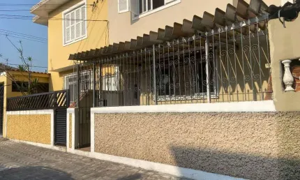 Sobrado à venda no bairro Vila São Jorge, com 2 quartos e 2 banheiros.