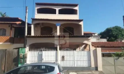 Casa à venda em São Gonçalo-RJ, bairro Mutuá: 3 quartos, 1 sala, 3 banheiros, 2 vagas, 210m² de área. Aproveite!