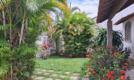 Casa a Venda em Piratininga, Niterói-RJ: 4 quartos, 1 suíte, 2 salas, 4 banheiros, 3 vagas de garagem, 125,00 m² de área.
