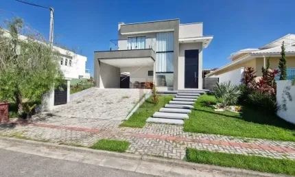 Casa de Luxo com 4 Quartos/Suítes no Alphaville 1 um, Maricá-RJ: 240m², 2 Salas, 5 Banheiros e 2 Vagas de Garagem!