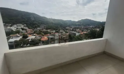 Casa à venda em Niterói-RJ, bairro São Francisco: 3 quartos, 1 suíte, 1 sala, 3 banheiros, 2 vagas, 190m² de área.