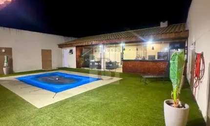 Casa deslumbrante e espaçosa na Trindade, São Gonçalo-RJ: 3 quartos, 3 suítes, 2 salas, 4 banheiros, 1 vaga, 500m². Venha conferir!