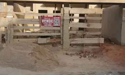 Casa 2 quartos com suíte, varanda, quintal nos fundos e na frente com 2 vagas