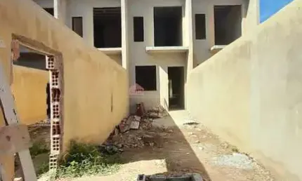 Casa 2 quartos com suíte, varanda, quintal nos fundos e na frente com 2 vagas