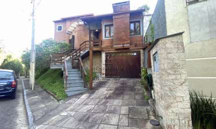 Oportunidade única: Casa rustica em condomínio fechado na Lomba do Pinheiro, Porto Alegre-RS - 4 quartos, 1 suíte, 2 salas, 3 banheiros, 1 vaga de garagem, 290m² - Apenas a 7 minutos da UFRGS!