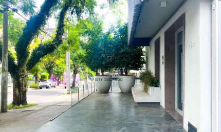 Loja comercial de alto padrão no coração do Moinhos de Vento: 6 salas, 4 banheiros, 270m² para locação em Porto Alegre-RS