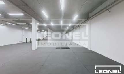 Salão comercial de 1600m² com 06 banheiros para locação - Campos Elíseos