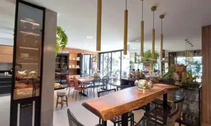 Linda casa em excelente localização no bairro Jardim das Acácias  Ao lado do Pátio Vinhedos.