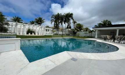 Casa com 6 quartos à venda ou para locação em Jardim Acapulco - SP