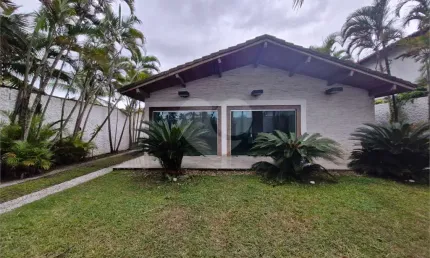 Casa com 3 quartos à venda ou para locação em Enseada - SP