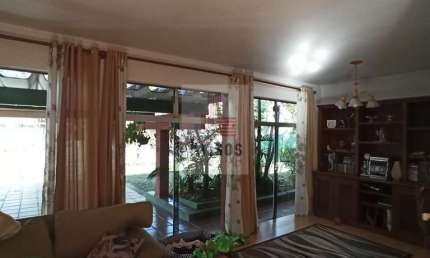 Casa Térrea com 3 Suítes, Amplo Terreno e Excelente Localização - Pronta para Morar!