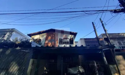 Sobrado com 2 dormitórios e garagem para dois autos.