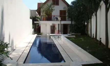 Casa em condomínio com 3 suítes, sendo 2 com varanda e mezanino e piscina exclusiva!