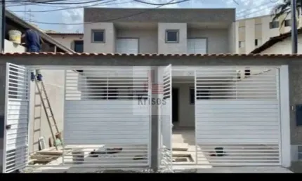 Lindo sobrado com 2 suítes com varanda, sala com 2 ambientes, lavabo, cozinha, quintal com 2 vagas