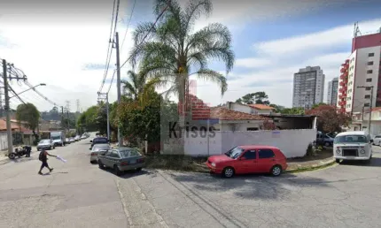 Investimento imperdível: terreno com casa em esquina estratégica!