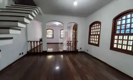 Seu novo lar espera por você: sobrado em rua fechada com 3 dormitórios e 2 vagas próximo ao metrô .