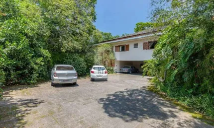 Oportunidade Imperdível: Linda Casa Estilo Campo no Parque Silvino Pereira!