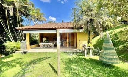 Sua Casa dos Sonhos: Contemporânea e Repleta de Natureza!