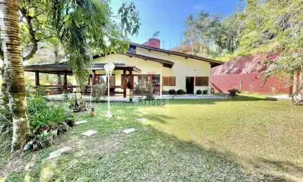 Excelente casa à venda com linda vista e privacidade!