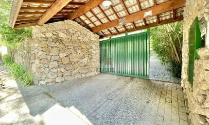 Imóvel de Alto Padrão à Venda: Linda Casa Integrada com Acabamento Impecável!