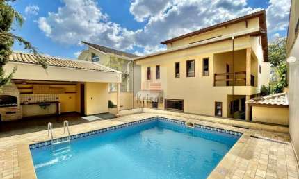 Casa Envidraçada Avarandada - Alto Padrão com Excelente Acabamento!