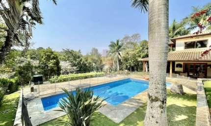 Linda Casa Estilo Campo - Totalmente Avarandada com Vista Privilegiada para a Natureza!