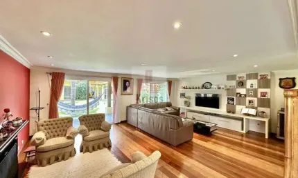 Linda Casa Integrada com Acabamentos de Alto Padrão e Anexos Estratégicos!
