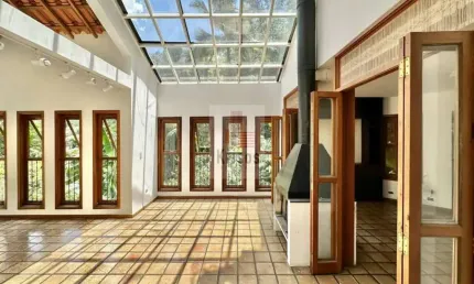 Linda Casa Estilo Chácara em Condomínio com Natureza Incrível!