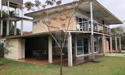 Casa Moderna e Totalmente Integrada em Localização Privilegiada!