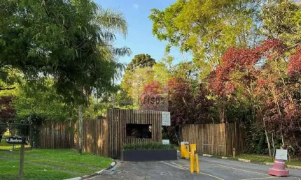 Encante-se com Esta Linda Casa Térrea e Contemporânea em Meio à Natureza!