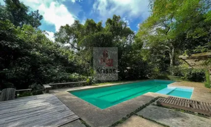 Exclusiva Casa de Alto Padrão na Granja Viana: Charme e Integração com a Natureza!