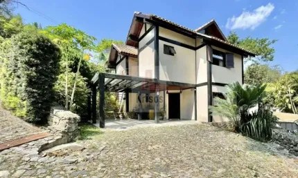 Exclusiva casa integrada à natureza na charme da fazendinha!