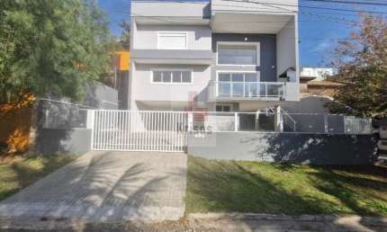 Impressionante Casa Nova em Condomínio de Alto Padrão: Modernidade e Conforto!
