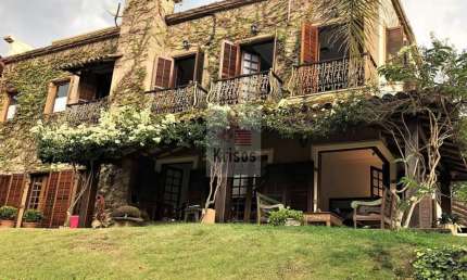 Encantadora Casa de Campo Rústica: Uma Joia Com Personalidade e Conforto!