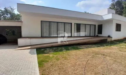 Casa à venda em condomínio com 4 suítes, recém construída e com habite-se