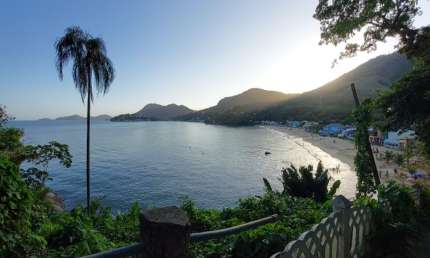 CASA DE TRÊS QUARTOS NA PRAIA BRAVA MANGARATIBA RJ.