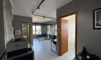 Sala comercial mobiliada à venda de 38m² | 01 banheiro e 01 vaga de garagem privativa | Edifício Sky Espaço Empresarial - Centro | São José dos Campos |