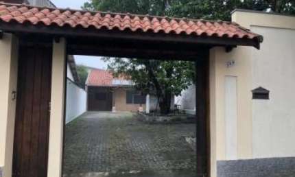 Casa comercial/residencial à venda de 120m² | 04 dormitórios, sendo 02 suítes e 05 vagas de garagem | Vila Santa Helena - São José dos Campos |