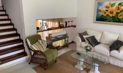 Sobrado à venda de 250m² | 04 dormitórios, sendo 01 suíte e 04 vagas de garagem | Jardim Esplanada - São José dos Campos |