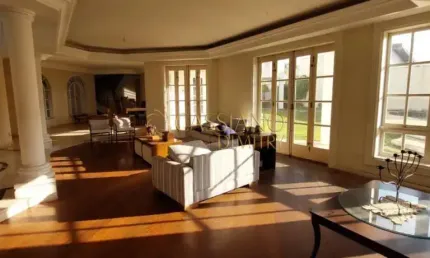 Sobrado à venda de 620,52m² | 04 dormitórios, sendo suítes e 04 vagas de garagem | Condomínio Jardim das Colinas - Jardim das Colinas | São José dos Campos |