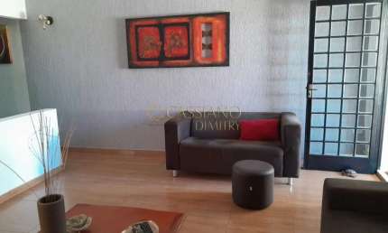 Sobrado à venda de 212m² | 02 dormitórios, sendo 01 suíte e 02 vagas de garagem | Altos de Santana - São José dos Campos |