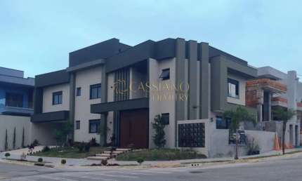 Casa assobradada à venda de 290m² | 04 domitórios, sendo suítes e 04 vagas de garagem | Condomínio Malibu | Caçapava.