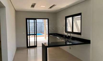 Casa térrea à venda de 140m² | 03 dormitórios, sendo 01 suíte e 02 vagas de garagem | Condomínio Bela Vista - Parque Residencial Maria Elmira | Caçapava |