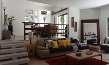 Casa à venda de 280m² | 03 dormitóros, sendo 01 suíte e 06 vagas de garagem | Condomínio Jardim Coleguinho - Jardim Zezé | Jacareí |