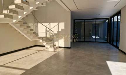 Sobrado à venda de 271,98m² | 03 dormitórios, sendo 02 suítes e 02 vagas de garagem | Condomínio Reserva Aruanã - Bairro da Floresta | São José dos Campos |