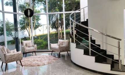 Casa à venda de 379m² | 03 dormitórios, sendo todos suítes e 06 vagas de garagem | Condomínio Jardim Coleginho - Vila Zezé | Jacareí |