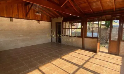 Chácara à venda de 272m² | 03 dormitórios, sendo 01 suíte e 08 vagas de garagem | Condomínio Village Alpino - Freitas | São José dos Campos |